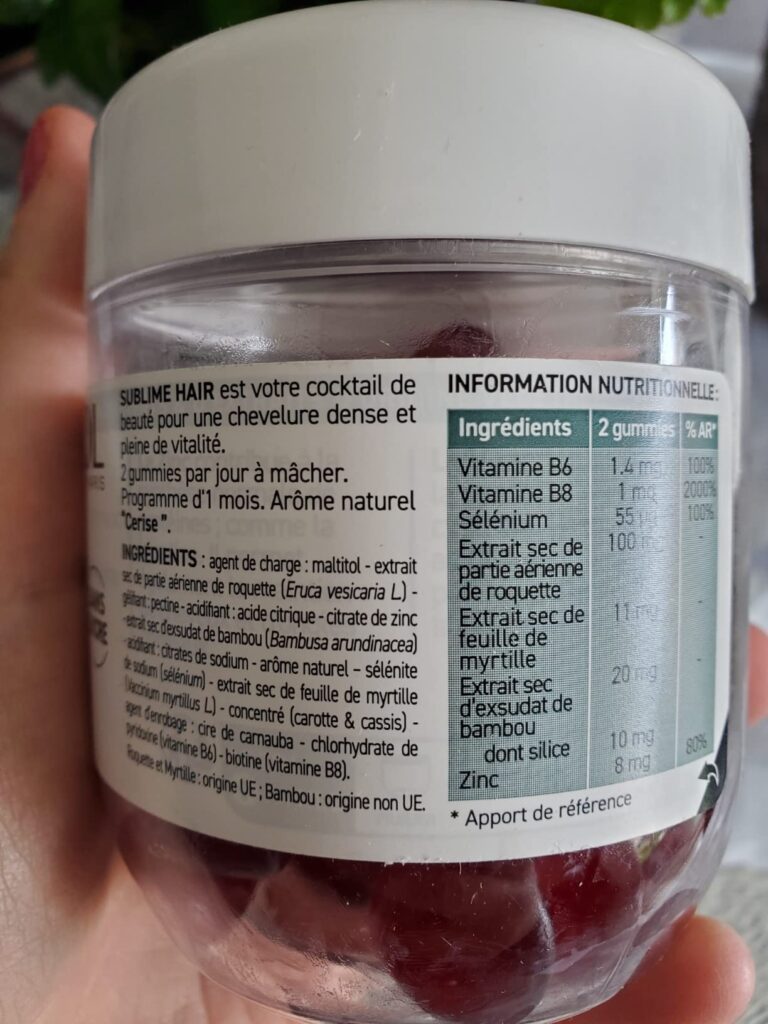 Un bocal de compléments alimentaires "Sublime Hair" de la marque Oenobiol, avec l'étiquette affichant la composition nutritio...