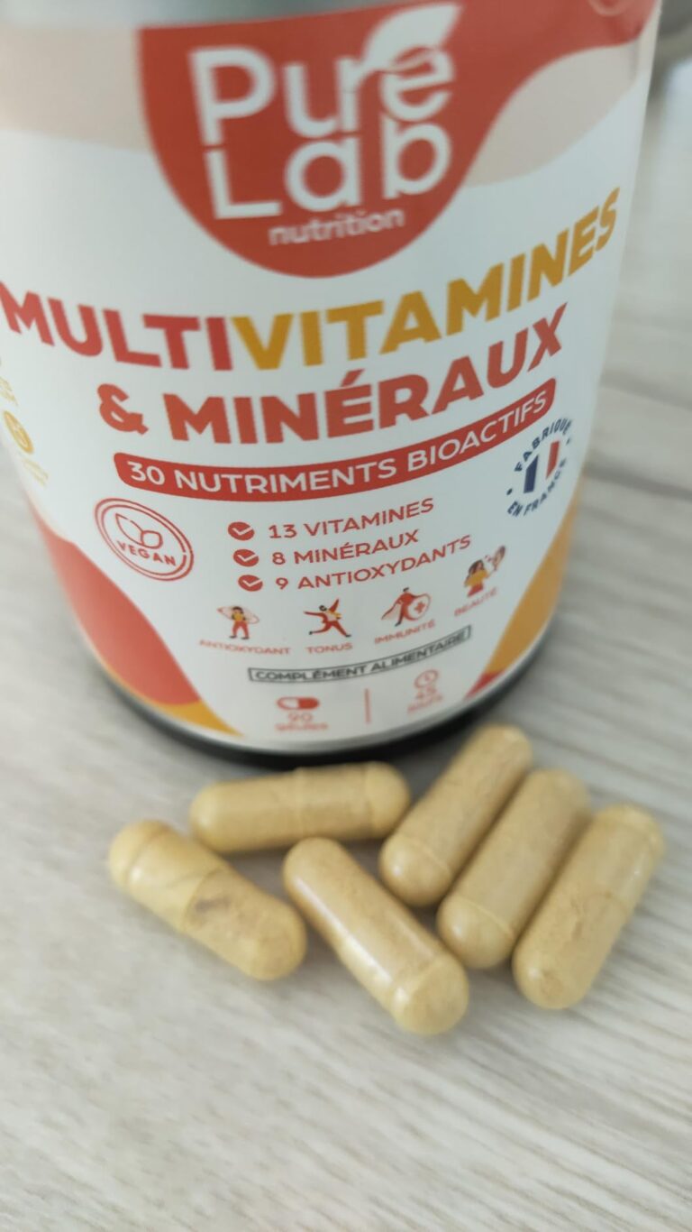 Flacon de compléments alimentaires et quelques gélules posées à côté