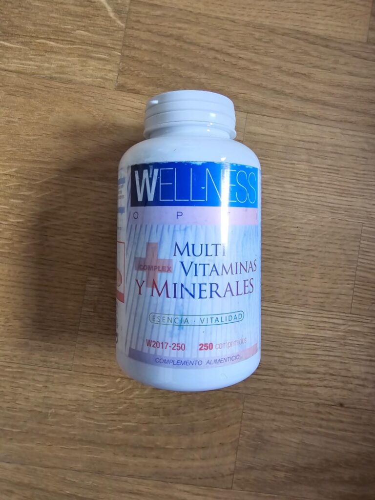 Flacon de multivitamines sur fond en bois.