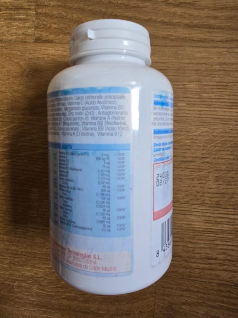 Vue détaillée de l'étiquette nutritionnelle sur le flacon.