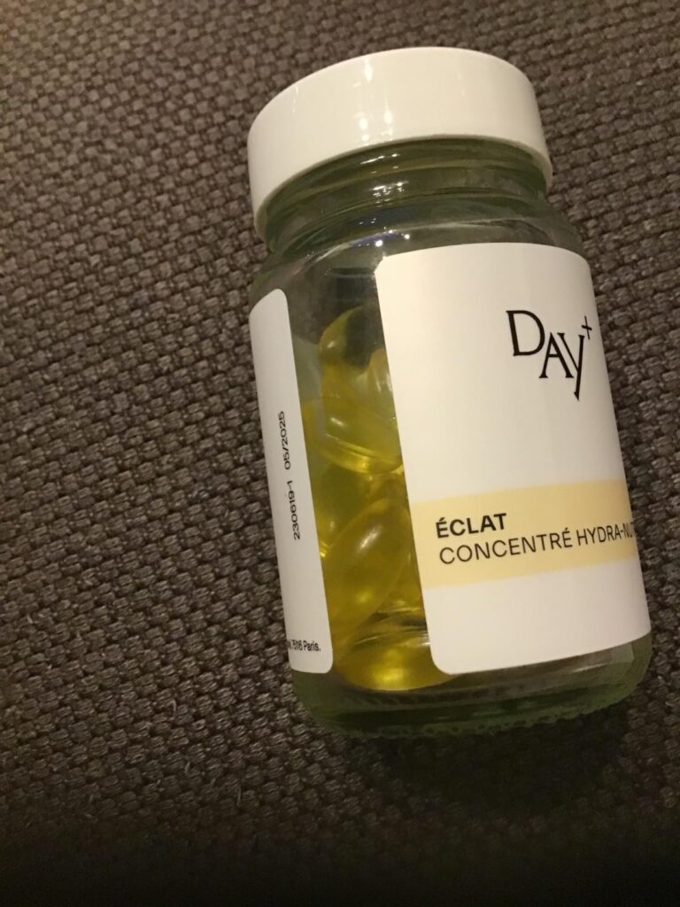 Gros plan sur le flacon, on voit les capsules à l'intérieur.