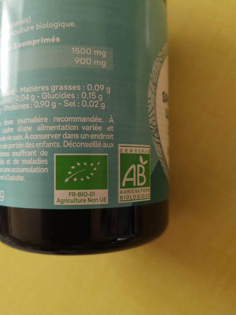 Gros plan sur les étiquettes des produits Vitavea, montrant les labels bio.