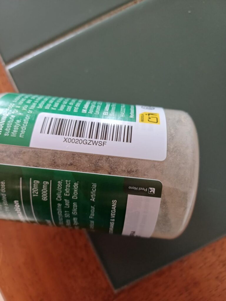 Détail de l'étiquette sur le flacon, affichant un code-barres et des informations sur le produit.