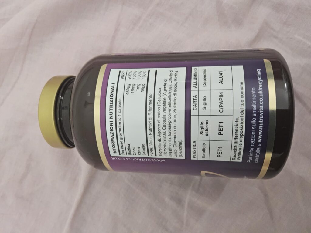 Flacon de compléments alimentaires posé sur une surface blanche, avec l'étiquette arrière visible. Elle présente les informat...
