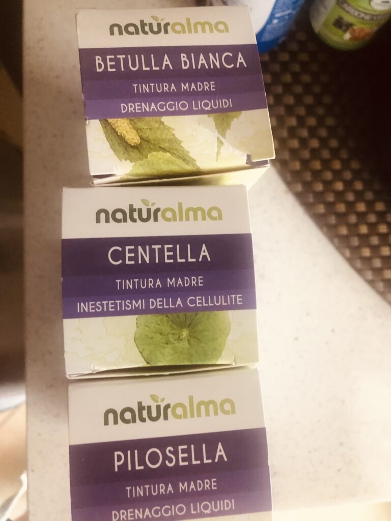 Trois boîtes de teintures mères Naturalma empilées : Betulla Bianca, Centella et Pilosella.