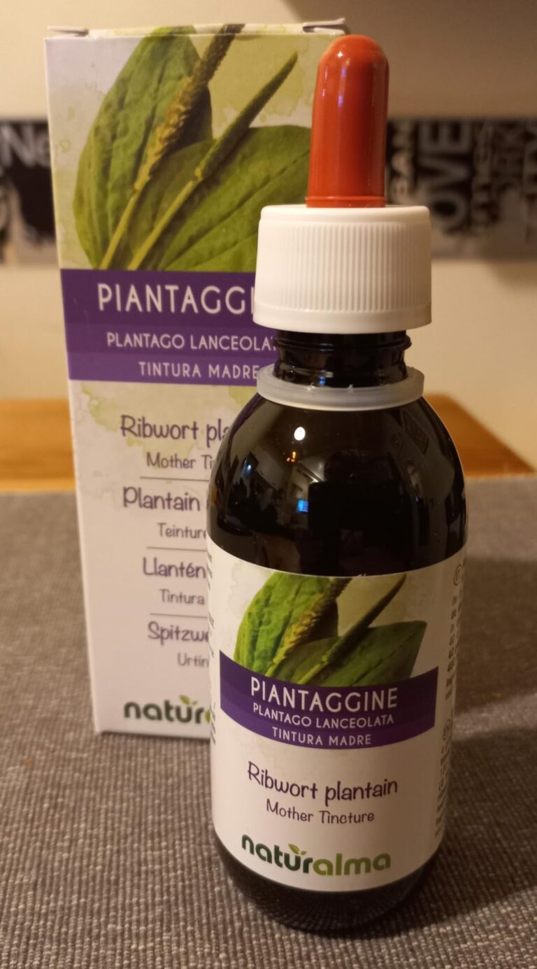 Photo du flacon et de sa boîte sur fond neutre, le flacon est au premier plan.