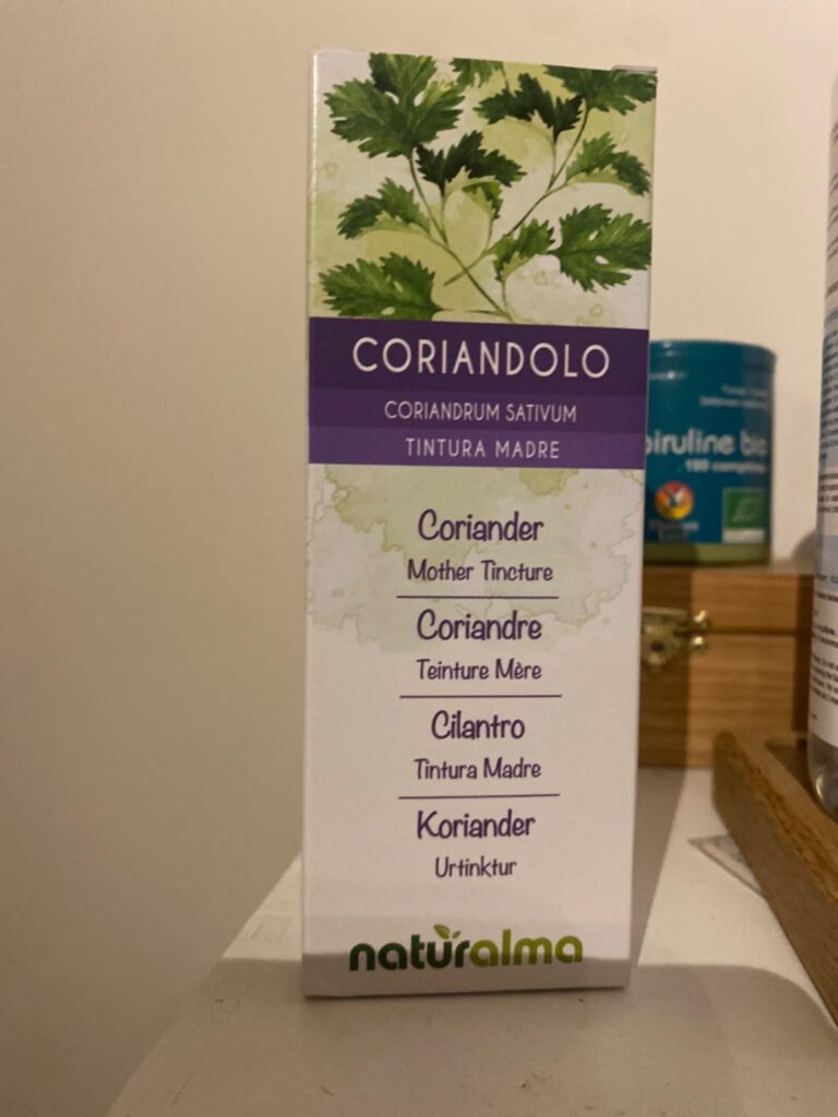 Vue de face de la boîte du produit, avec la marque et les noms du produit dans différentes langues.