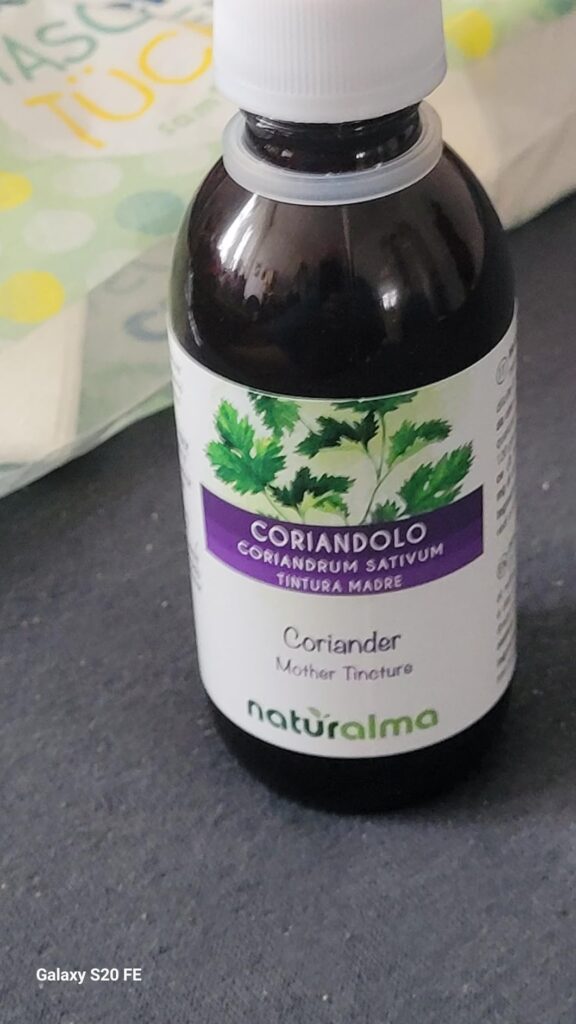 Gros plan sur le flacon de produit, posé sur une surface sombre.
