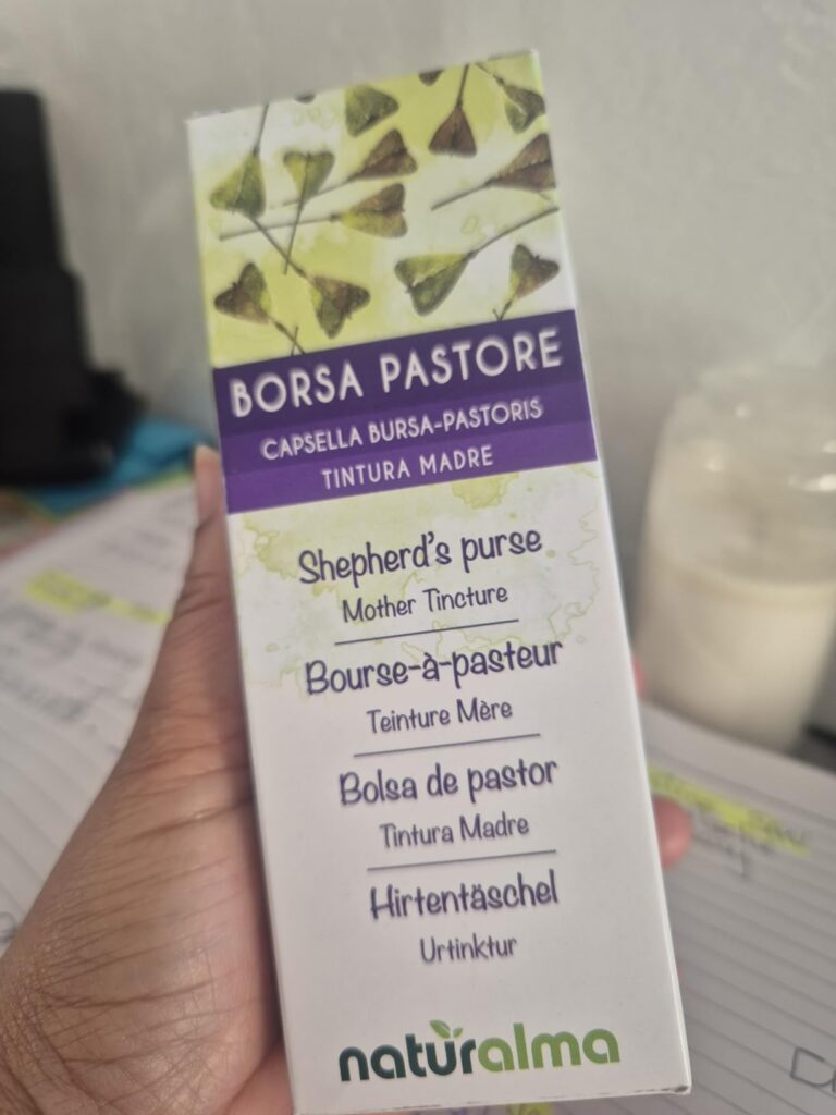 La boîte du produit tenue dans une main. Le visuel 0 et 1 montrent d'autres côtés de la boîte.