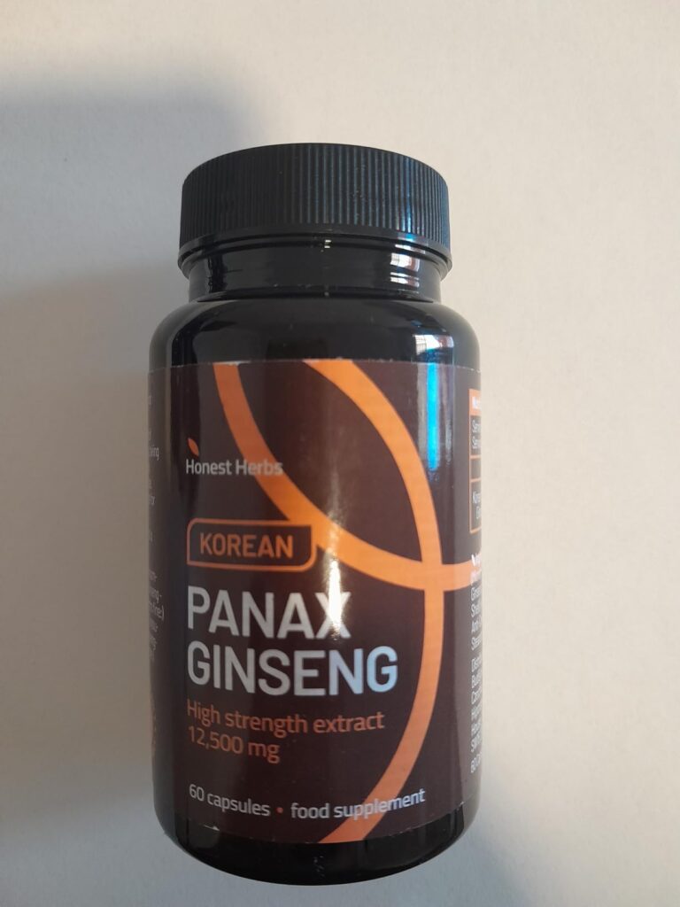Bouteille de ginseng coréen Panax posée sur une surface neutre, vue de face. Étiquette lisible.