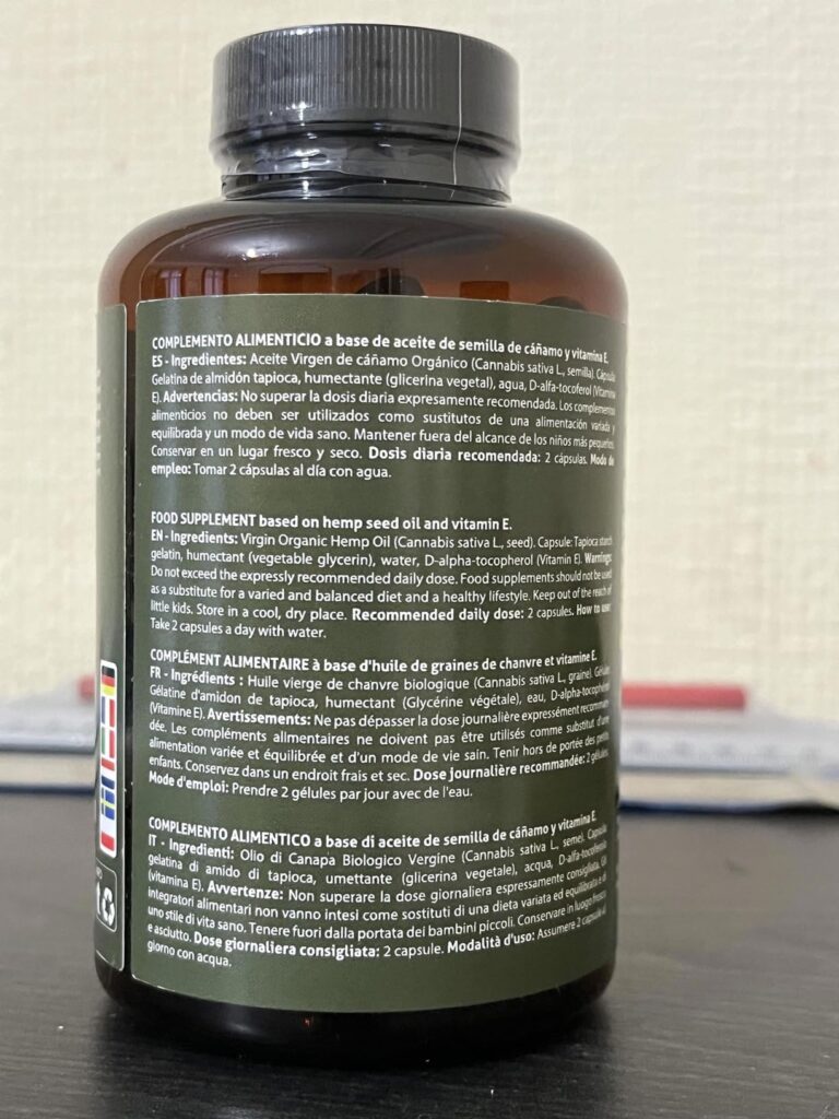 L'arrière du flacon des compléments alimentaires Vegágeno Omega 369 avec l'étiquette contenant des informations sur le produi...