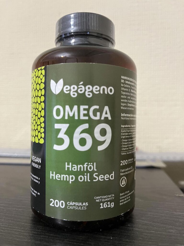 Flacon de compléments alimentaires Omega 369 de Vegágeno sur fond neutre. Le flacon est vert foncé avec une étiquette verte....