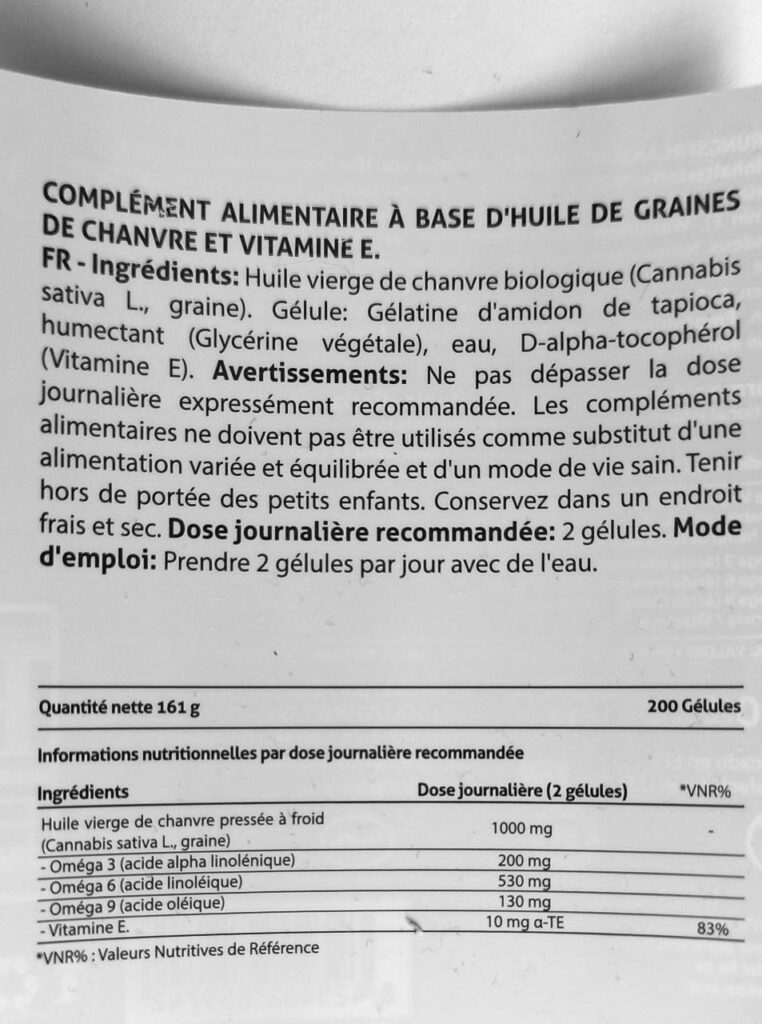 Zoom sur l'étiquette du flacon avec la liste des ingrédients en français et les informations nutritionnelles.