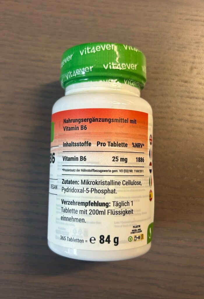 Le flacon de Vitamine B6 vit4ever posé sur une surface. L'étiquette arrière avec les ingrédients est visible.