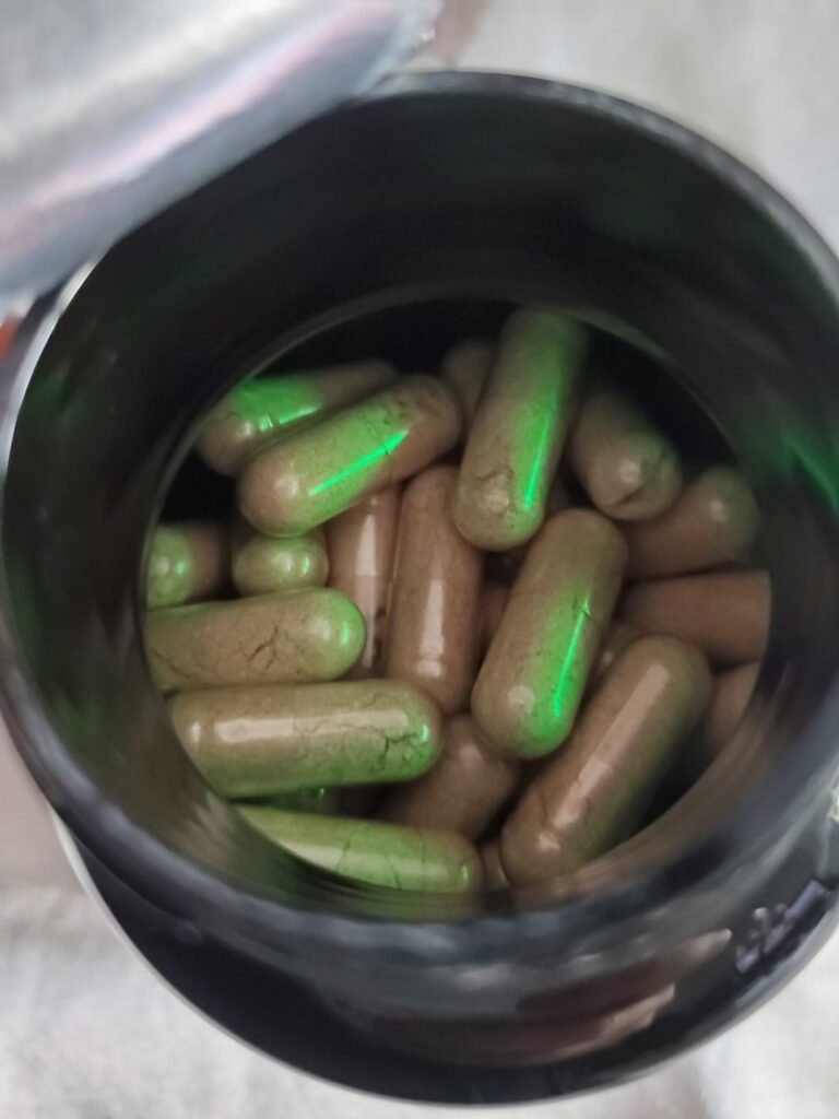 Vue du dessus des gélules de glucosamine dans le pot. Similaire aux visuels 0 et 1.