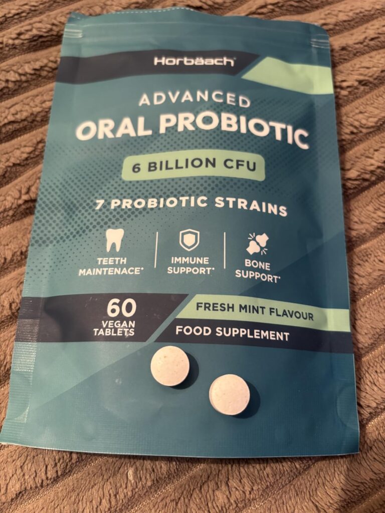 Face avant du sachet du produit Horbäach Advanced Oral Probiotic avec deux pastilles devant.