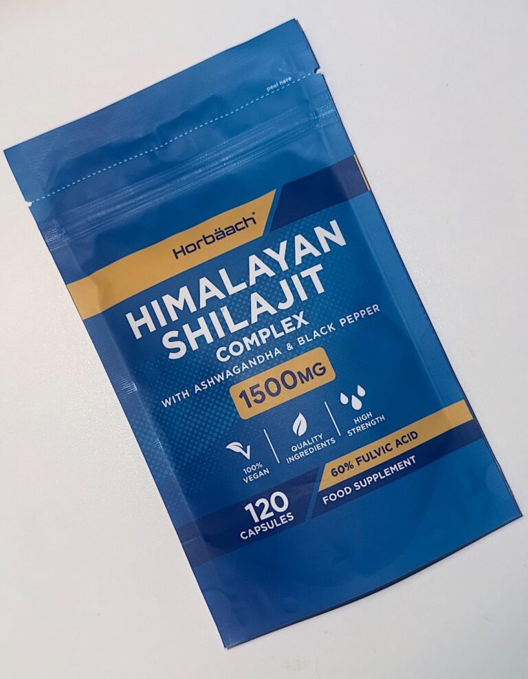 Vue en plongée du sachet du complément alimentaire.