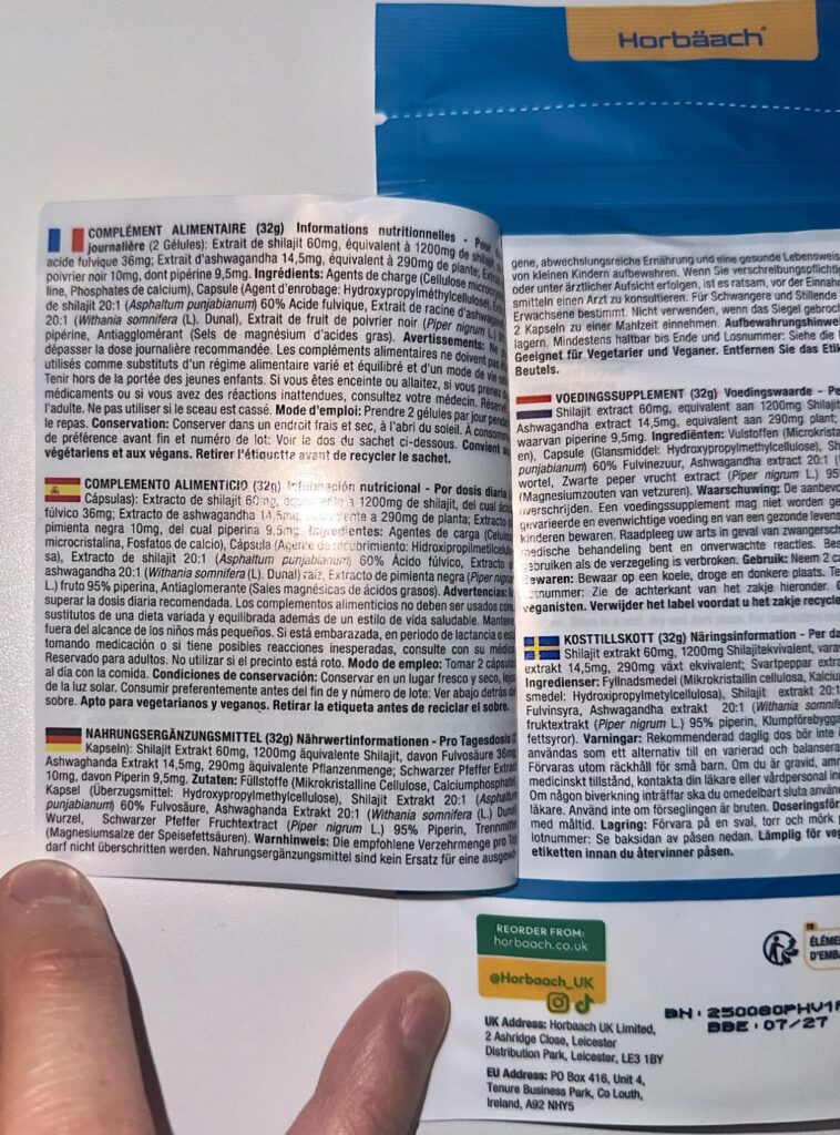 Vue rapprochée des instructions et ingrédients en plusieurs langues, pliées sur le sachet.
