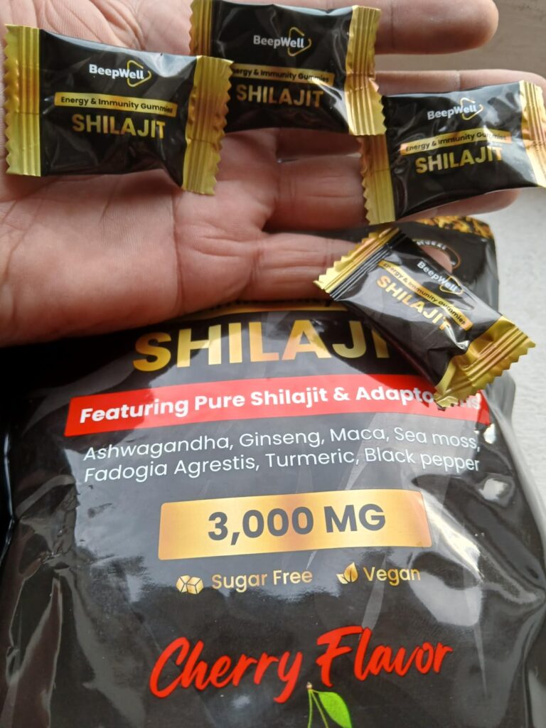 Le sachet de gummies Shilajit et des gummies déballés dans la main.