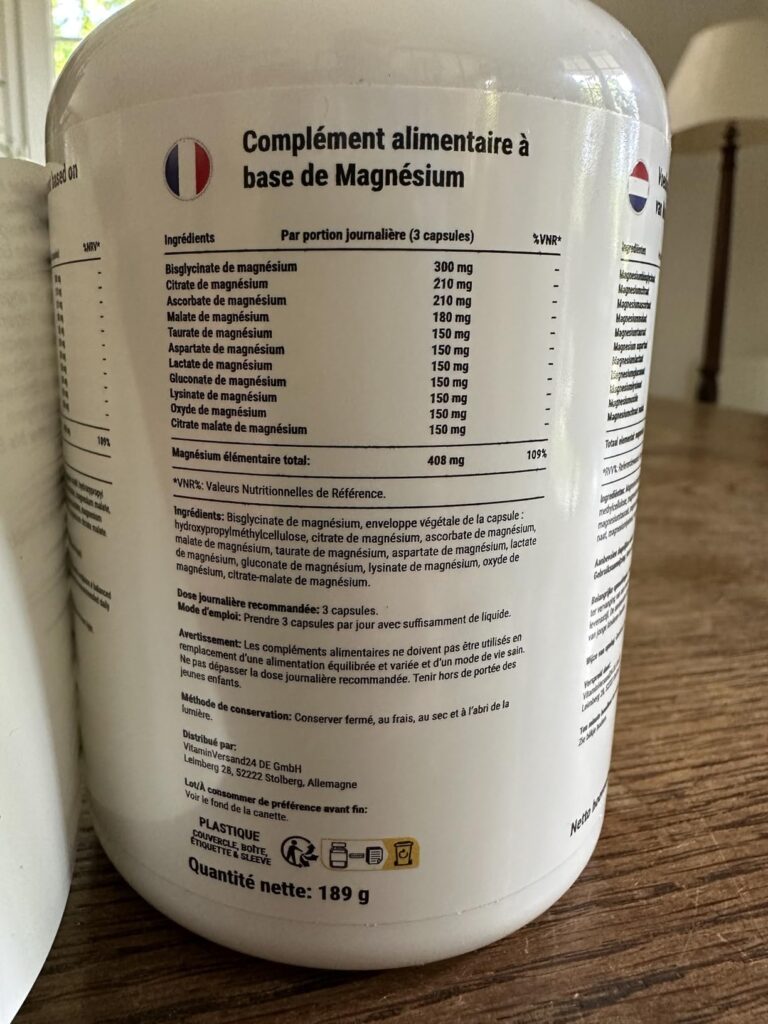Le dos de la bouteille de compléments alimentaires au magnésium, avec les informations nutritionnelles et la composition du p...