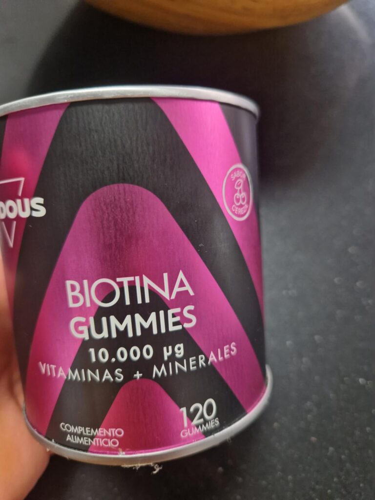 Le pot de Biotine Gummies vu de côté, montrant le texte marketing. Semblable au visuel 1, mais sans la main.