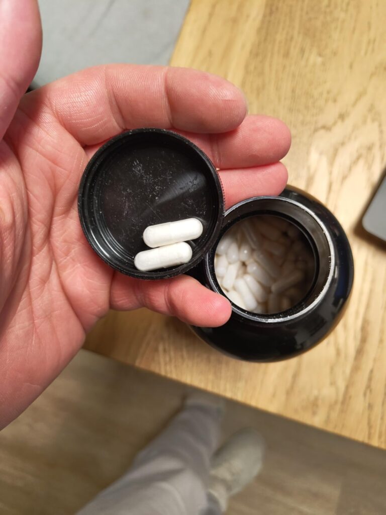 Gros plan sur les capsules dans le couvercle de la bouteille. Le couvercle est tenu dans la main d'un individu.
