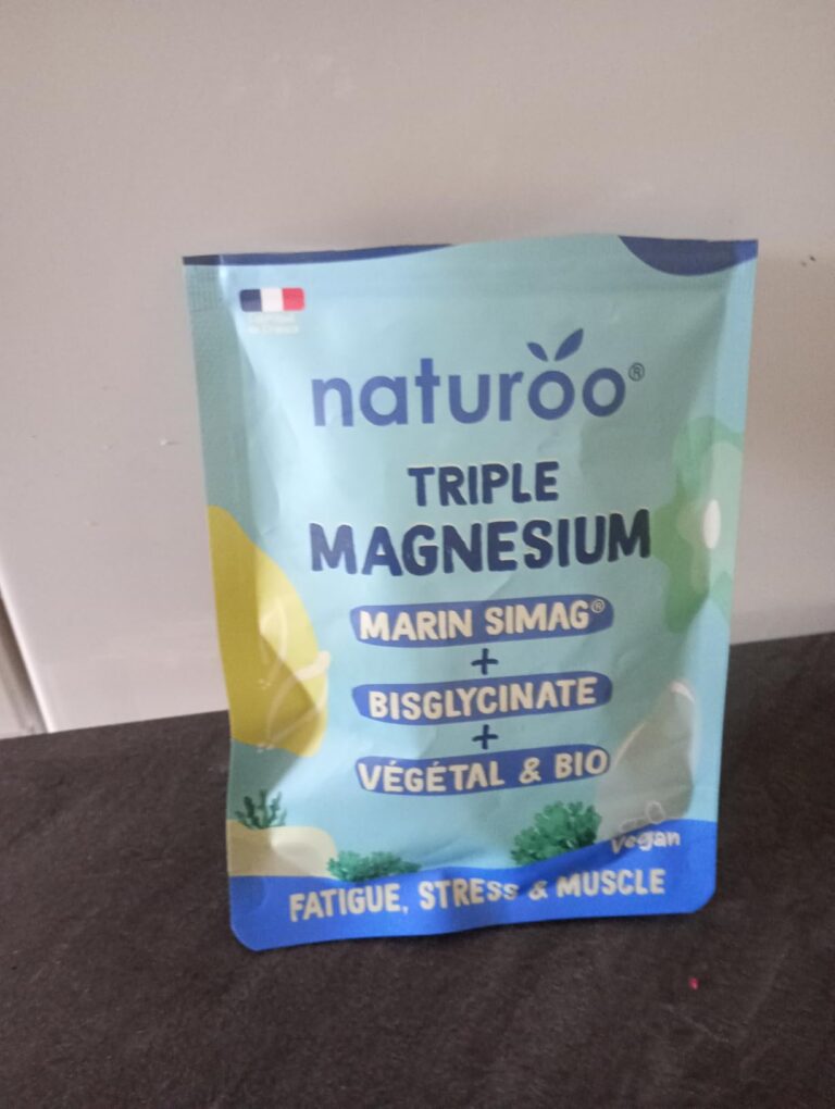 Sachet de Triple Magnésium NaturOo sur fond neutre. Le sachet est bleu clair avec des éléments jaunes et blancs.