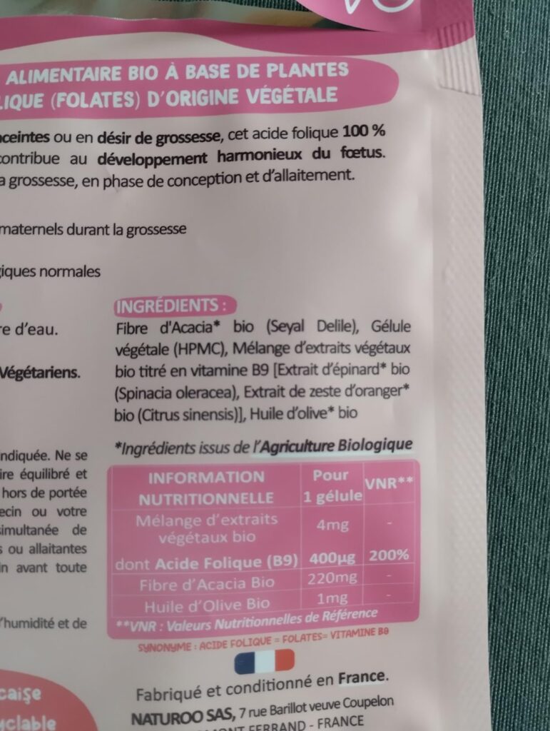 Gros plan sur l'étiquette au dos du sachet avec la liste des ingrédients et le tableau nutritionnel.
