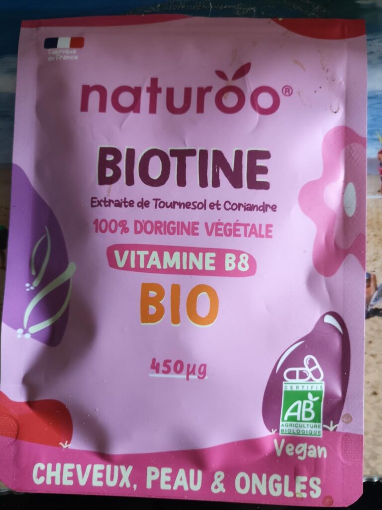 Sachet de Biotine NaturOO vue de face, sur un fond marron clair