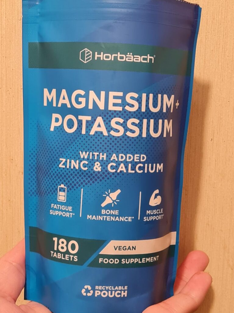 sachet du complément alimentaire de face dans une main