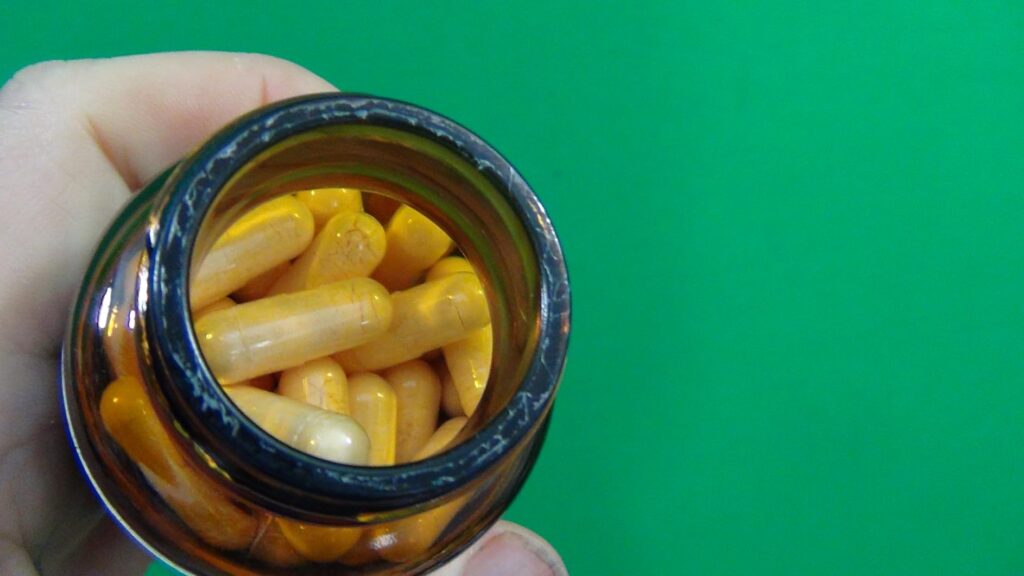 Vue en plongée à l'intérieur de la bouteille de probiotiques, montrant les capsules jaunes.