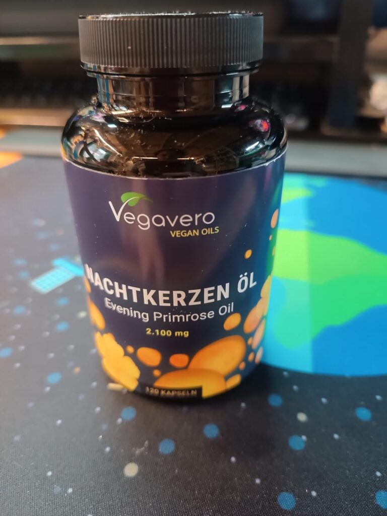 Bouteille d'huile d'onagre Vegavéro sur fond coloré.