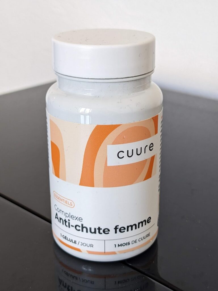 Vue de face du flacon de comprimés anti-chute pour femme.