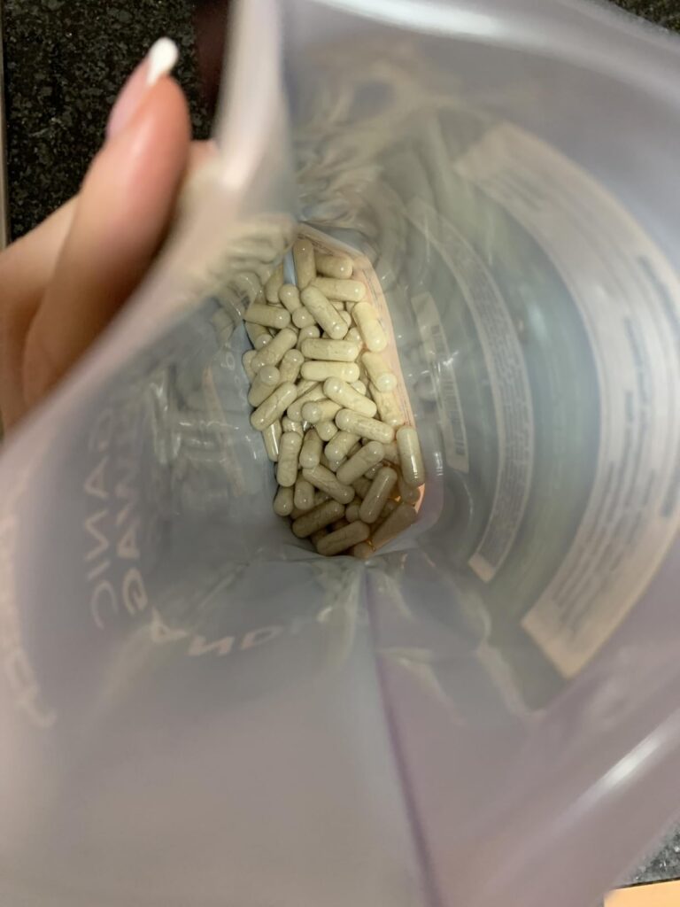Vue de l'intérieur du sachet d'Ashwagandha, montrant les capsules. Ce visuel est complémentaire au 0.