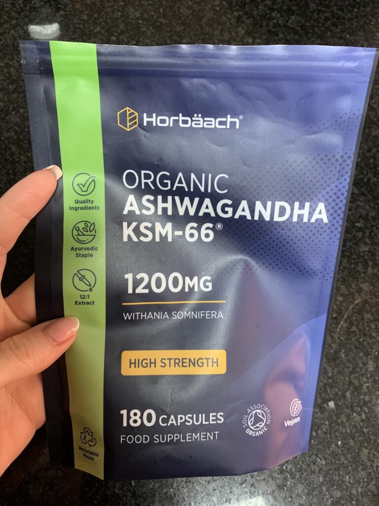 Vue d'ensemble du sachet d'Ashwagandha de la marque Horbäach, tenu par une main.