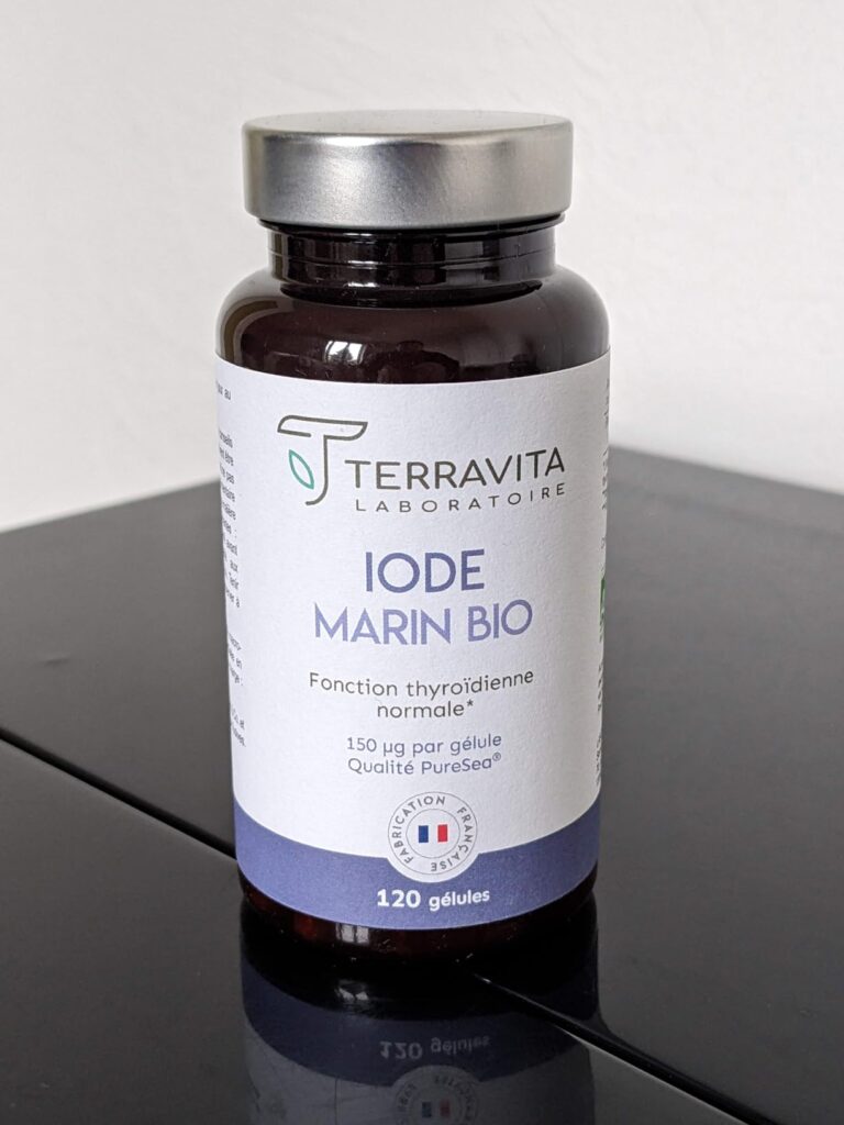 Flacon d'iode marin bio sur fond noir, de face