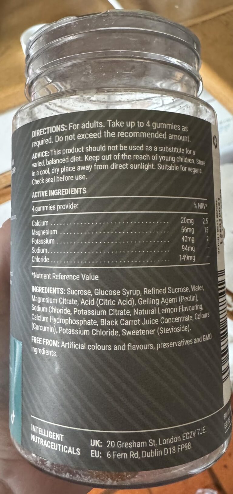 Détail de l'étiquette d'un pot de compléments alimentaires, montrant la liste des ingrédients et les instructions de dosage.