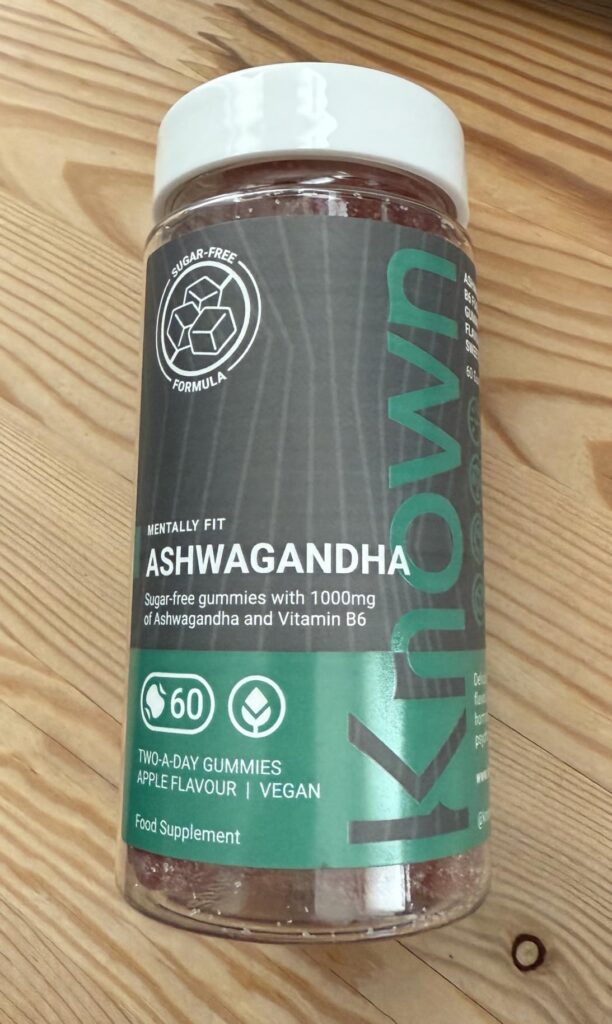 Bouteille d'Ashwagandha, vue du dessus et légèrement de côté.