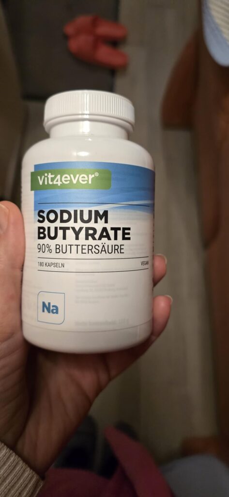 Flacon de Sodium Butyrate de la marque Vit4ever, tenu en main, dans un angle légèrement différent du visuel 0.
