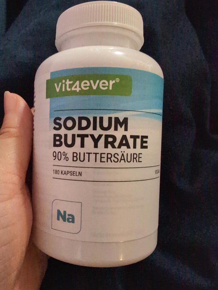Flacon de Sodium Butyrate de la marque Vit4ever, tenu en main.