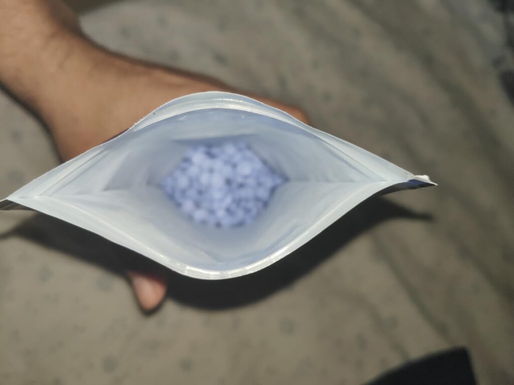 L'intérieur du sachet avec les comprimés bleus.