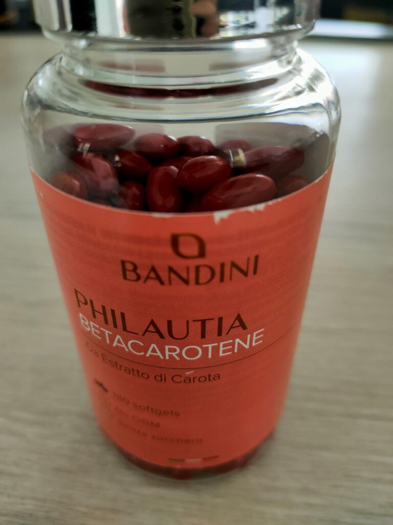 Le pot de bêtacarotène Bandini Philauntia rempli de gélules.