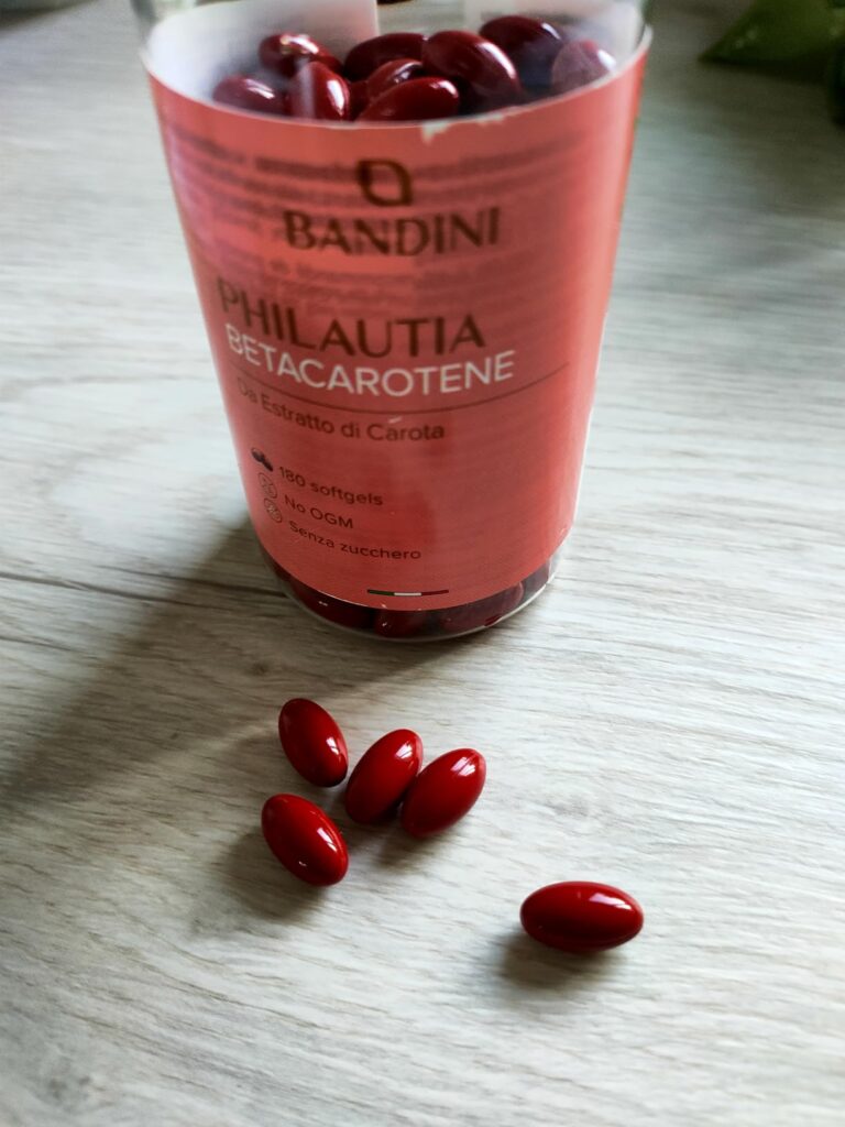 Vue des gélules de bêtacarotène Bandini Philauntia sur une table, hors du pot.