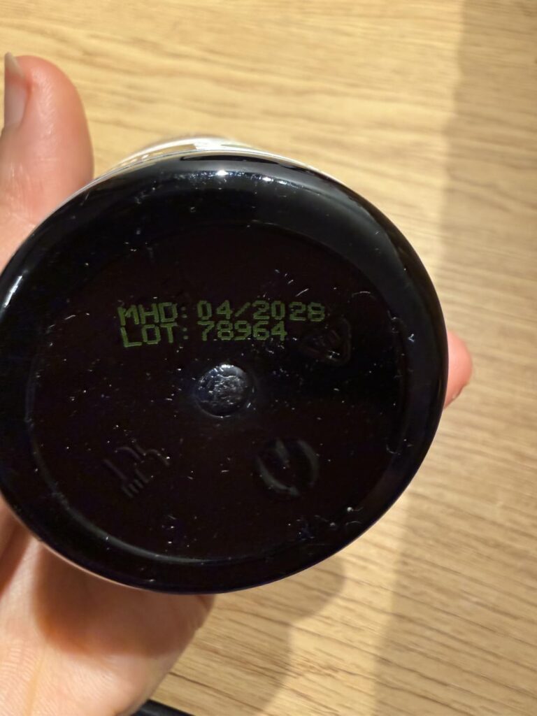 Dessous de la bouteille avec la date de péremption et le numéro de lot.
