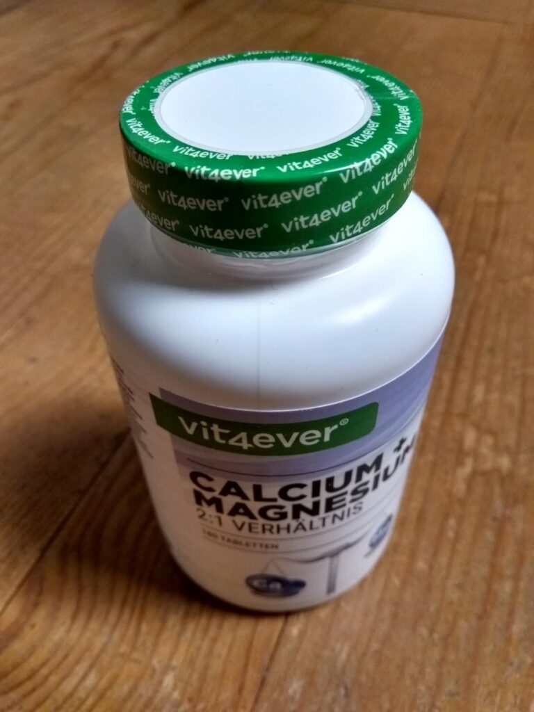 Bouteille de compléments alimentaires fermée, vue de haut.