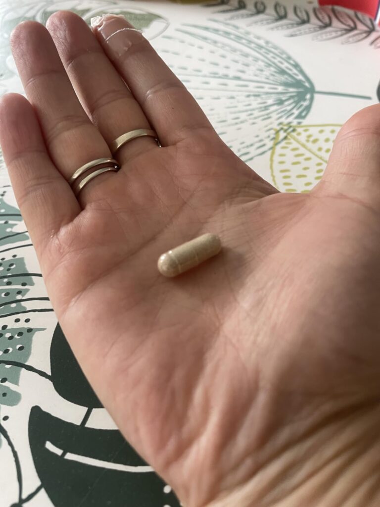 Une gélule dans le creux d'une main.