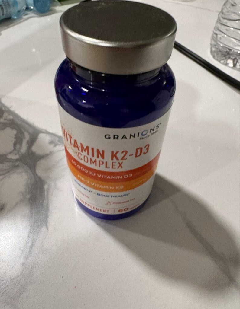 Flacon de vitamines K2-D3 sur une table, légèrement en angle