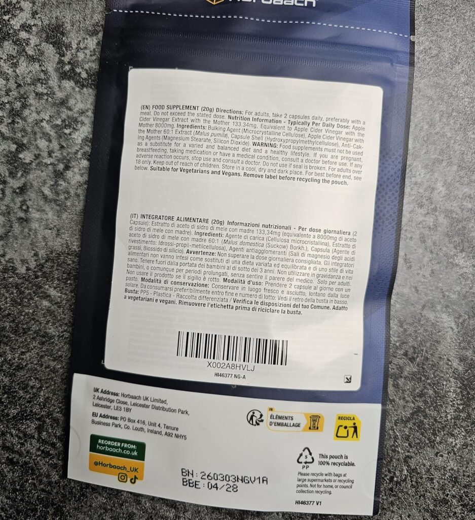 Vue de dos du sachet des compléments alimentaires Horbaach, sur un fond sombre texturé. On distingue l'étiquette avec les inf...