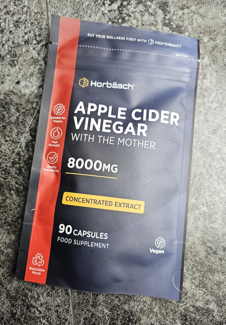 Vue de face du sachet des compléments alimentaires Horbaach, légèrement en biais, sur un fond sombre texturé.