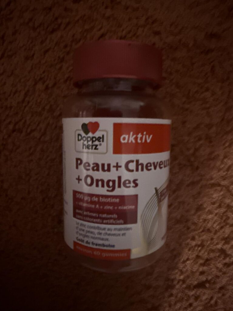 Vue générale du flacon de compléments alimentaires Peau+Cheveux+Ongles, de la marque Doppelherz Aktiv.